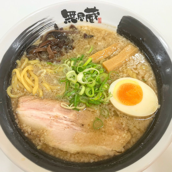 「豚骨醤油ラーメン800円」@越後秘蔵麺 無尽蔵 BIGHOP印西店の写真