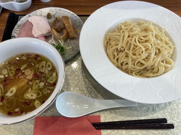 「塩つけ麺（大盛り）＋吊るし焼きチャーシュー」@彩とりの写真