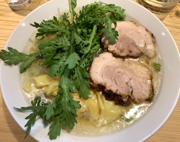 「本丸塩ラーメン + 春菊 + エビワンタン」@横濱元町 本丸亭 横浜店の写真