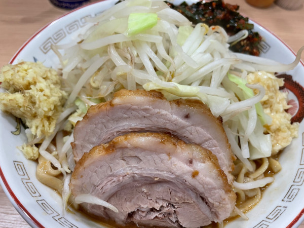 「ミニ味噌山、辛ニラ、缶ビール」@ラーメン豚山 金沢文庫店の写真