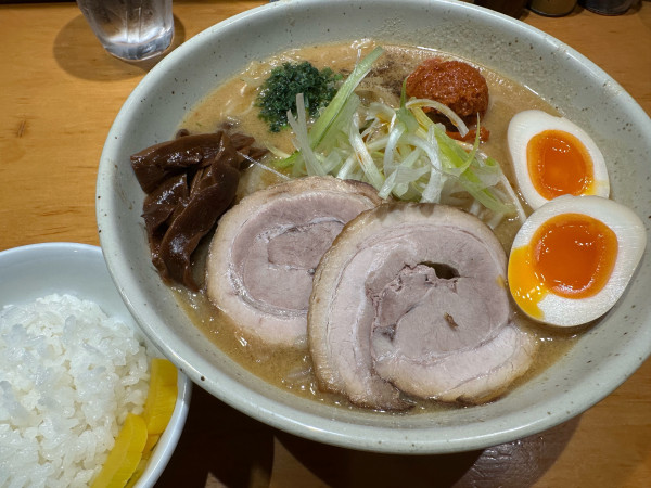 「特製辛バリ味噌らーめんセット」@つじ田 味噌の章の写真