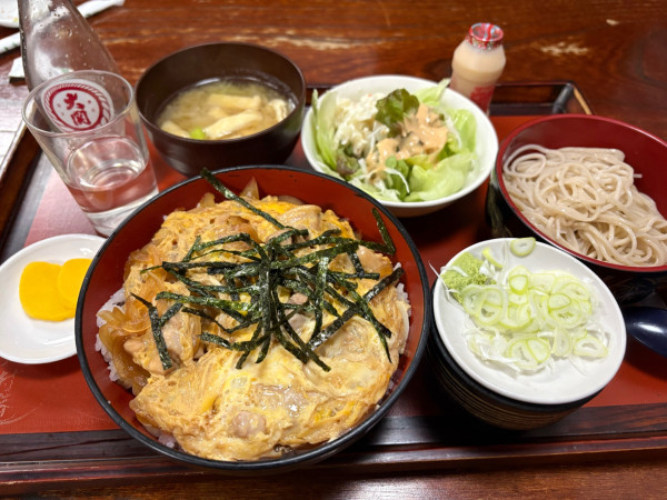 「親子丼セット(もり)1050円+日本酒450円」@大村庵の写真