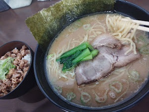 「味噌らーめん(900)＋まかない丼にんにく醤油ミニ(200)」@2代目 鶴本丸 本店の写真