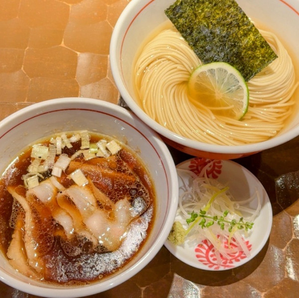 「昆布水つけ蕎麦 醤油 1,000円＋薬味セット 80円」@特級鶏蕎麦 龍介 土浦学園通り店の写真
