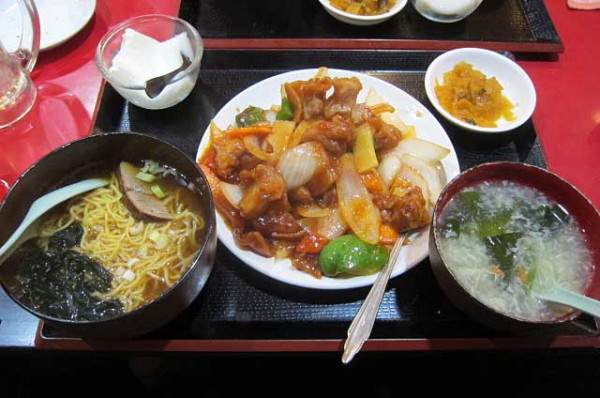 「酢豚の定食　850円＋半ラーメン　200円」@花彫酒家の写真