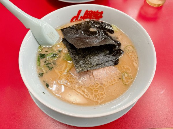 「醤油ラーメン」@ラーメン山岡家 四日市采女店の写真
