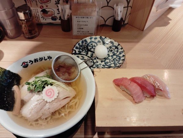 「【朝限定】赤酢しゃり3貫と追いかつおラーメン　　1000円」@鮨とラーメン うおがしや 新橋店の写真