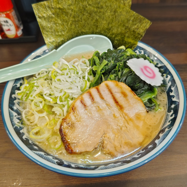「濃厚豚骨ラーメン 醤油＋薬味ネギ＋ほうれん草増し」@麺屋 武士道 瑞江店の写真