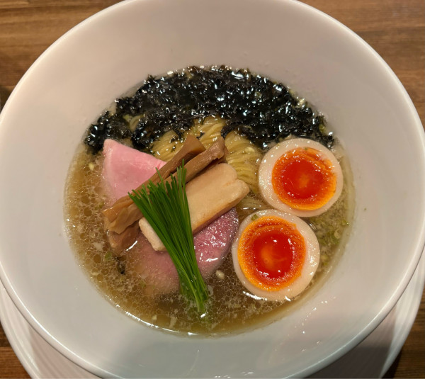 「山椒塩煮干し中華蕎麦(味玉入り)」@酒肴場 屯の写真