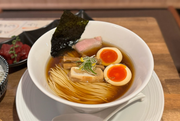 「津軽煮干し中華蕎麦（味玉入り）¥1000、海鮮丼¥500」@酒肴場 屯の写真