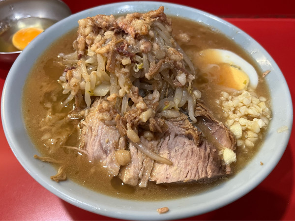 「ラーメン 半分(200g)+生たまご」@ラーメン富士丸 明治通り都電梶原店の写真