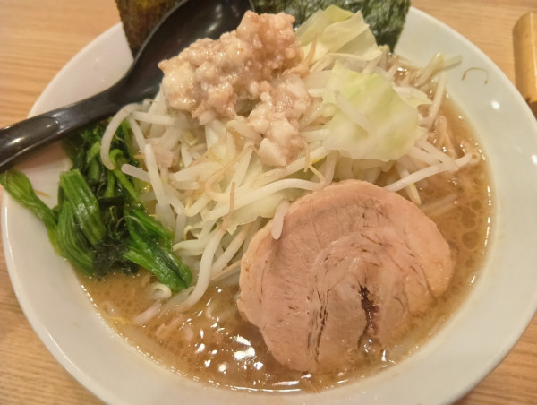 「家二郎　麺、野菜少な目、アブラマシ、ニンニク無」@つけ麺らーめん 春樹 新宿御苑前店の写真