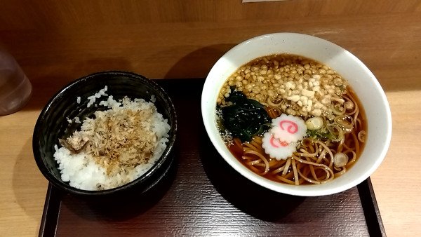 「かけそば（鯵ご飯セット(朝)　６５０円）」@十割蕎麦 さがたに 田町店の写真