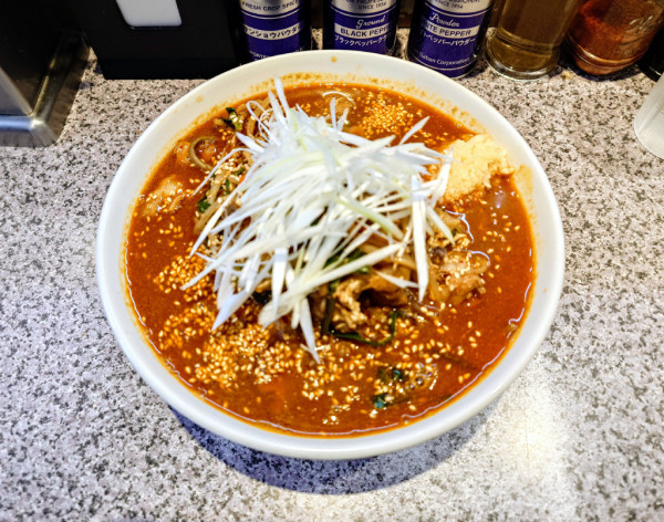 「限定 ユッケジャン風ホルモン麺+追い飯」@ラーメン宮郎の写真
