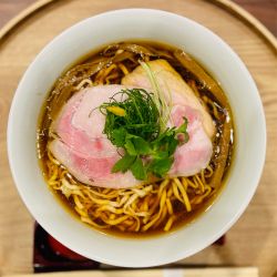芳醇醤油らぁ麺(手揉み平打ち麺に変更)、大盛り