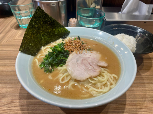 「［限定］味噌ラーメン ほうれん草増し サービスライス小」@横浜らーめん渡来武 総本店の写真