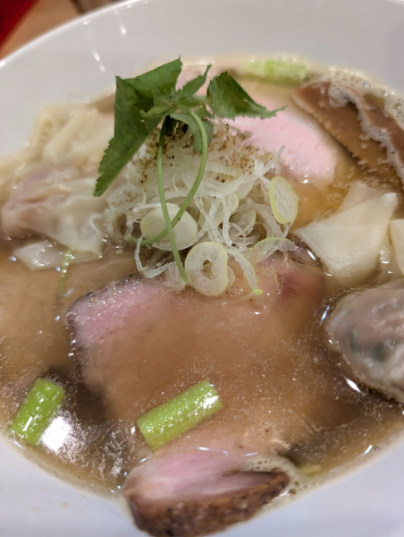 「MIXワンタン白煮干し」@地球の中華そばの写真