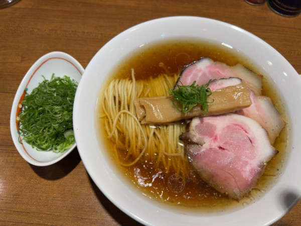 「名古屋コーチンの炙り肉中華そば（醤油）（九条ねぎ）」@寿製麺よしかわ 川越店の写真