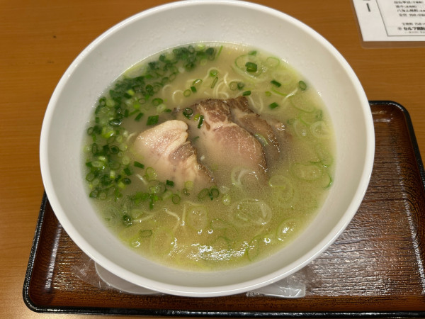 「豚骨らーめん（並盛・100g）900円＋替玉0円」@マグロ食堂 いさまる屋の写真