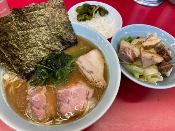 「ラーメン並+豚バラ+キャベチャー」@横浜ラーメン 武蔵家 東名川崎店の写真
