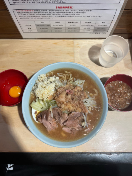 「らーめん少なめ野菜少なめ麺固めニンニクちょいマシ生卵豚カス脂」@ラーメン富士丸 平塚店の写真