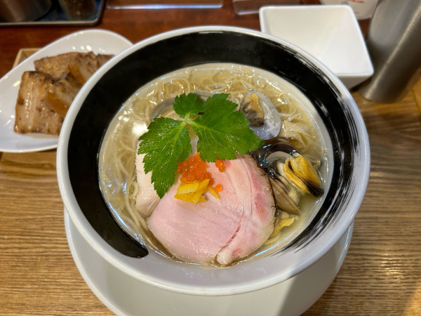 「浅蜊とムール貝の汐そば+煮豚チャーシュー」@麺処しろくろの写真