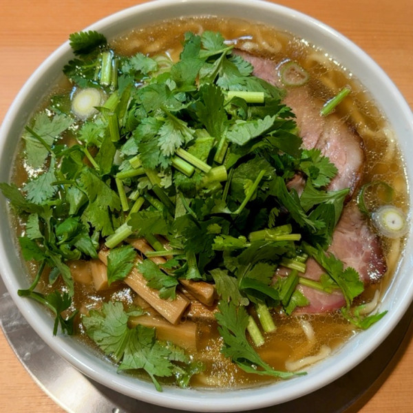 「ラーメン 並 1,000円＋パクチー 100円」@ラーメン くにおの写真