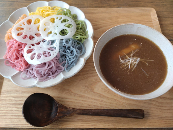 「六色の野菜のつけ麺　１０００円」@カフェと迷ってラーメン屋の写真