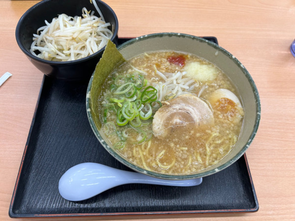 「にんたまらーめん（醤油）もやしトッピング」@にんたまラーメン ゆにろーず 取手店の写真