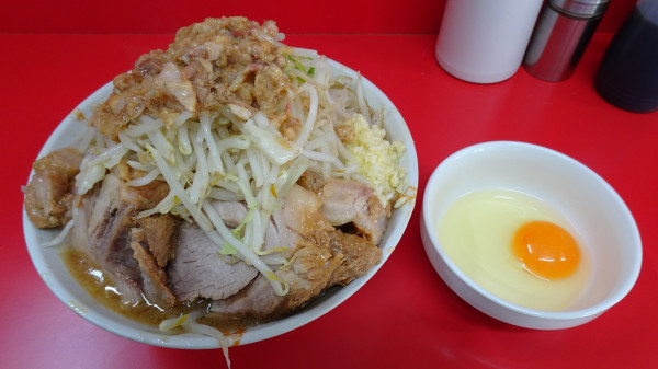 「小（850円）＋生卵（100円）ニンニクアブラ」@ラーメン二郎 一橋学園店の写真