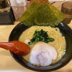 ラーメン(850円→オープン記念価格600円)