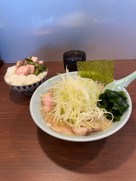 「ネギチャーシュー麺大盛り　ライス」@ラーメン 神門の写真