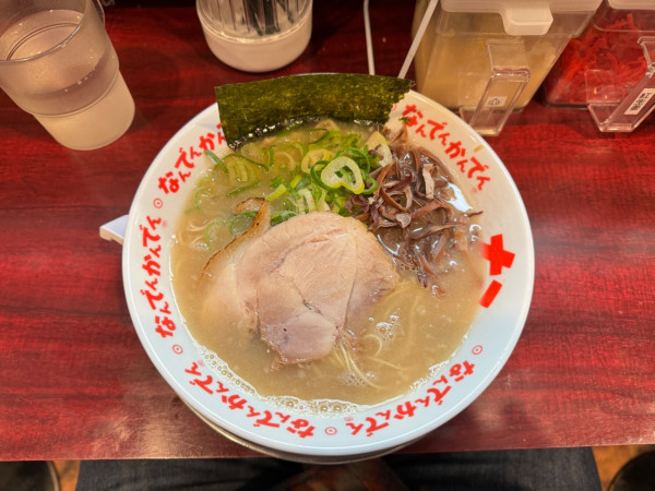 「豚骨ラーメン(バリカタ)900円」@なんでんかんでん 西新宿店の写真