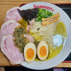 金豚王牡蠣塩らぁ麺　味玉入り（1300円）+ 炊込みご飯（380円）