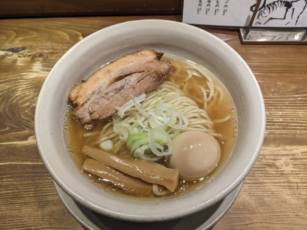 「macro（薄チャーシュー＋味玉）1100円」@人類みな麺類 東京本店の写真