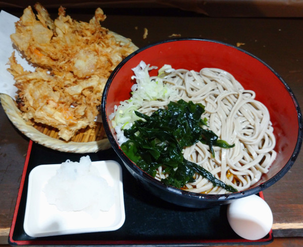 「天ぷらそば 冷（580円）」@蕎麦 さだはる 西新橋店の写真