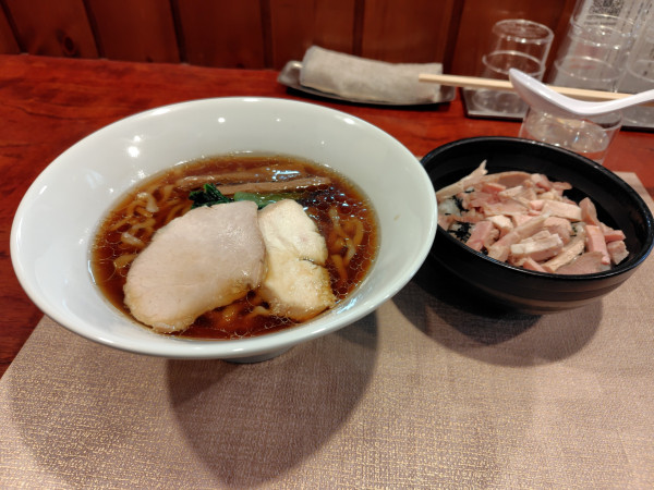 「醤油らーめん¥880チャーシュー丼¥450」@手打ち カドワキの写真