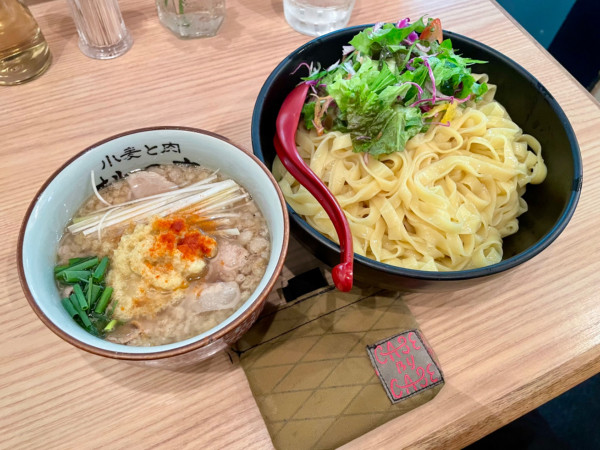 「背脂生姜醤油つけめん※サラダ着き＋大盛」@小麦と肉 桃の木の写真
