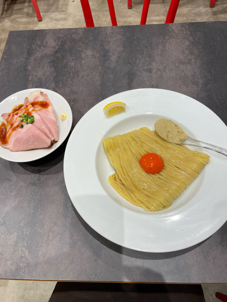 「牡蠣バターたまご麺＋肉丼」@むかん横浜の写真