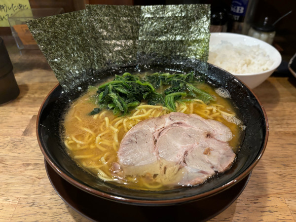 「ラーメン930円大盛り100円ライス大盛り250円」@横浜醤油豚骨ラーメン 銀十の写真