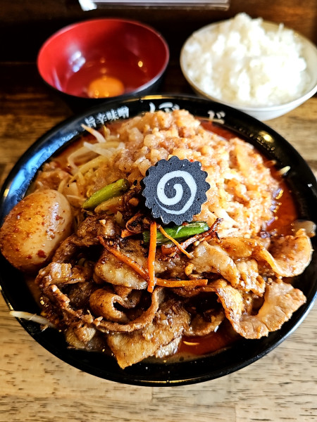 「旨辛味噌らーめん(中)🍚と🥚と味噌アブラ」@旨辛味噌らーめん ぼんずの写真