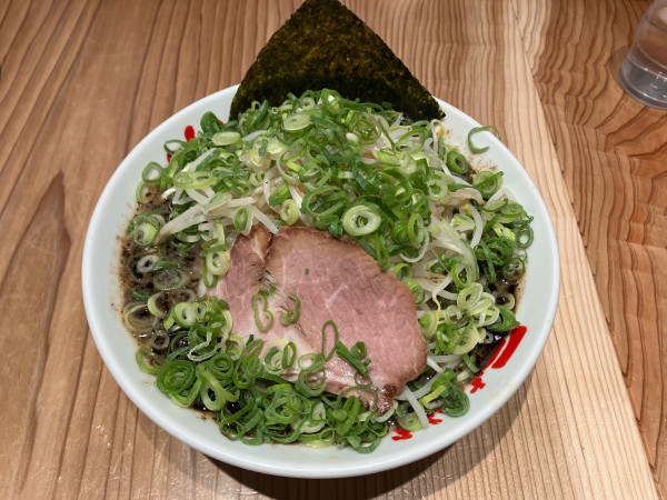 「らーめん＋モヤシ＋青ネギ(790円＋100円＋200円)」@なんつッ亭  町田店の写真