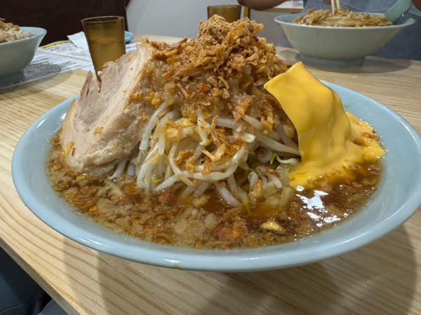 「ラーメン中300g➕チーズ」@ラーメン天下の大将軍の写真