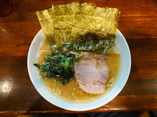 「ラーメン￥900＋ライス¥100」@洞くつ家の写真