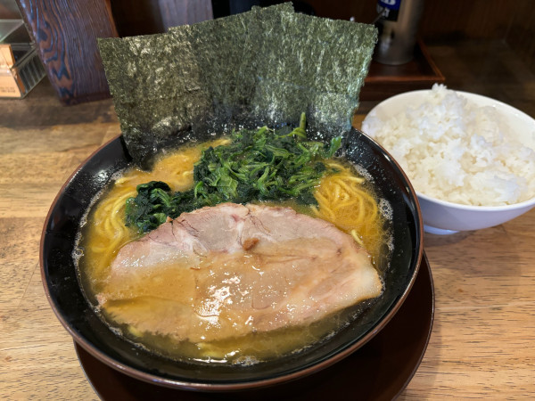 「ラーメン930円 麺大盛100円 ライス大盛100円」@横浜醤油豚骨ラーメン 銀十の写真