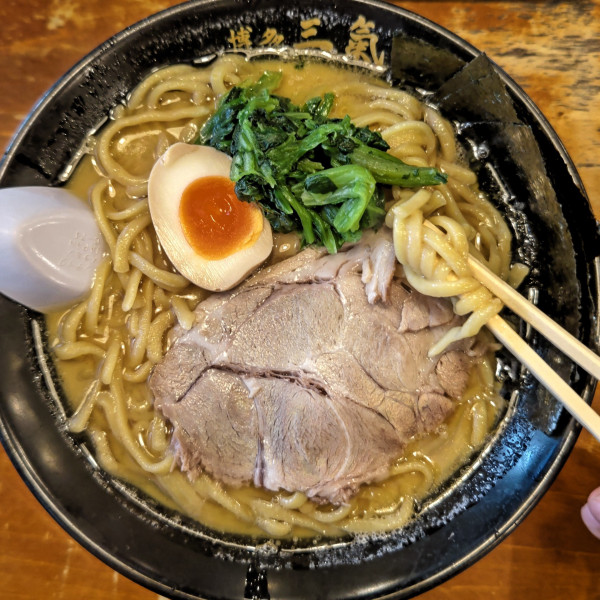 「横浜家系ラーメン（990円）＋替玉（10円）」@博多三氣 松島原田店の写真