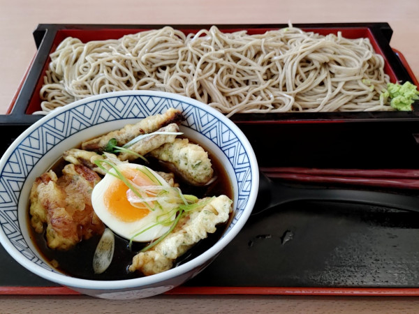 「ごぼう天・ちくわ天つけ汁角せいろ（580円）」@みとう庵 関東財務局店の写真