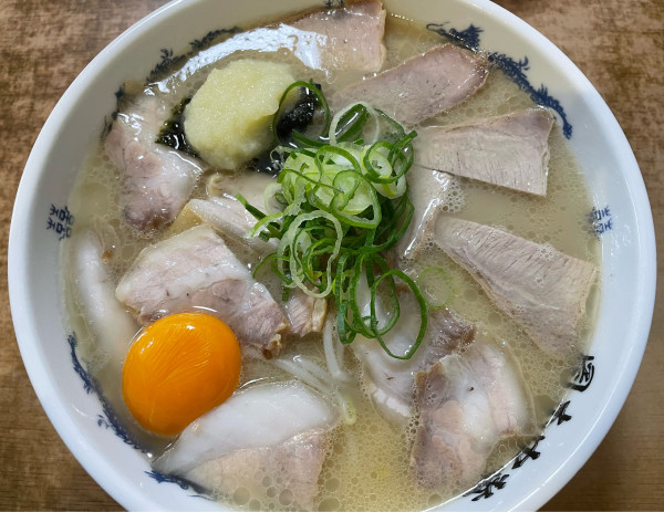 「肉入り大　生卵トッピニンニクトッピ」@岡本中華 小松島本店の写真