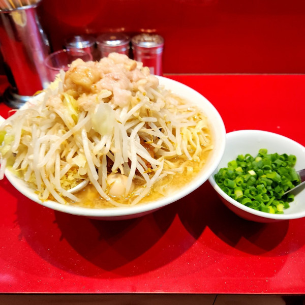 「ラーメン小 ヤサイ、ニンニク、アブラ 青ネギ うずら ショウガ 」@ラーメン二郎 西台駅前店の写真