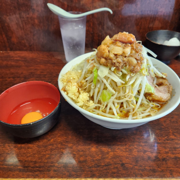 「小ラーメン ヤサイ、ニンニク、アブラ 生たまご」@ラーメン二郎 めじろ台店の写真